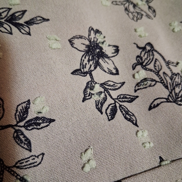 New York Clothing Company Floral Olive Green Print Button-Up Top Size M NWT - Picture 6 of 8